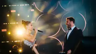 Emin performs with Nicole Scherzinger