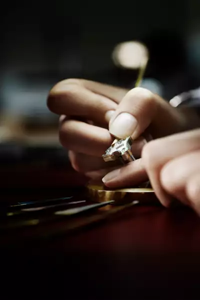 Decorating the movement of a Jaeger-LeCoultre watchg