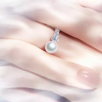 Mikimoto Lumi&egrave;re Perle engagement ring collection