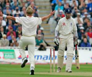 Brett Lee bowls Michael Vaughan in 2005