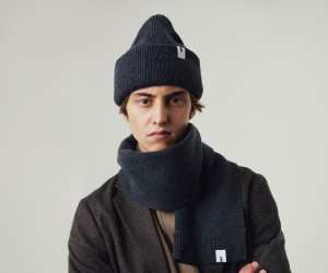 Model wearing Stiksen beanie