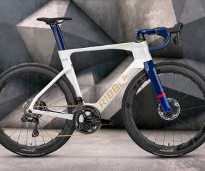 The Tour 21 Alumni Limited Edition Ultra SL R will go towards the battle against leukaemia