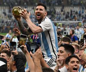 DOHA (QATAR), 12/18/2022 - WORLD CUP / ARGENTINA vs FRANCE - In the arms of the fans, Lionel Messi, celebrates the world title after the final match between the teams of Argentina vs France, for the title dispute of the World Cup World Qatar 2022