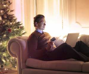 Man christmas shopping online