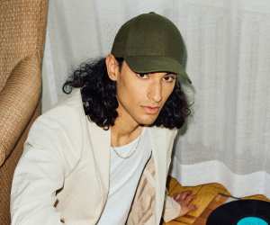 Model wearing Stiksen cap