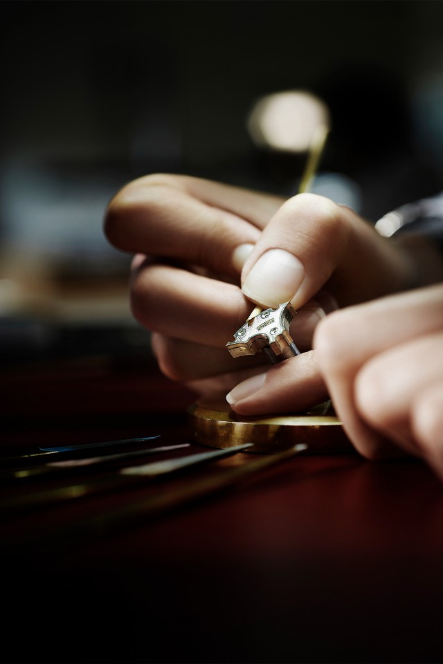 Decorating the movement of a Jaeger-LeCoultre watchg Decorating the movement of a Jaeger-LeCoultre watchg