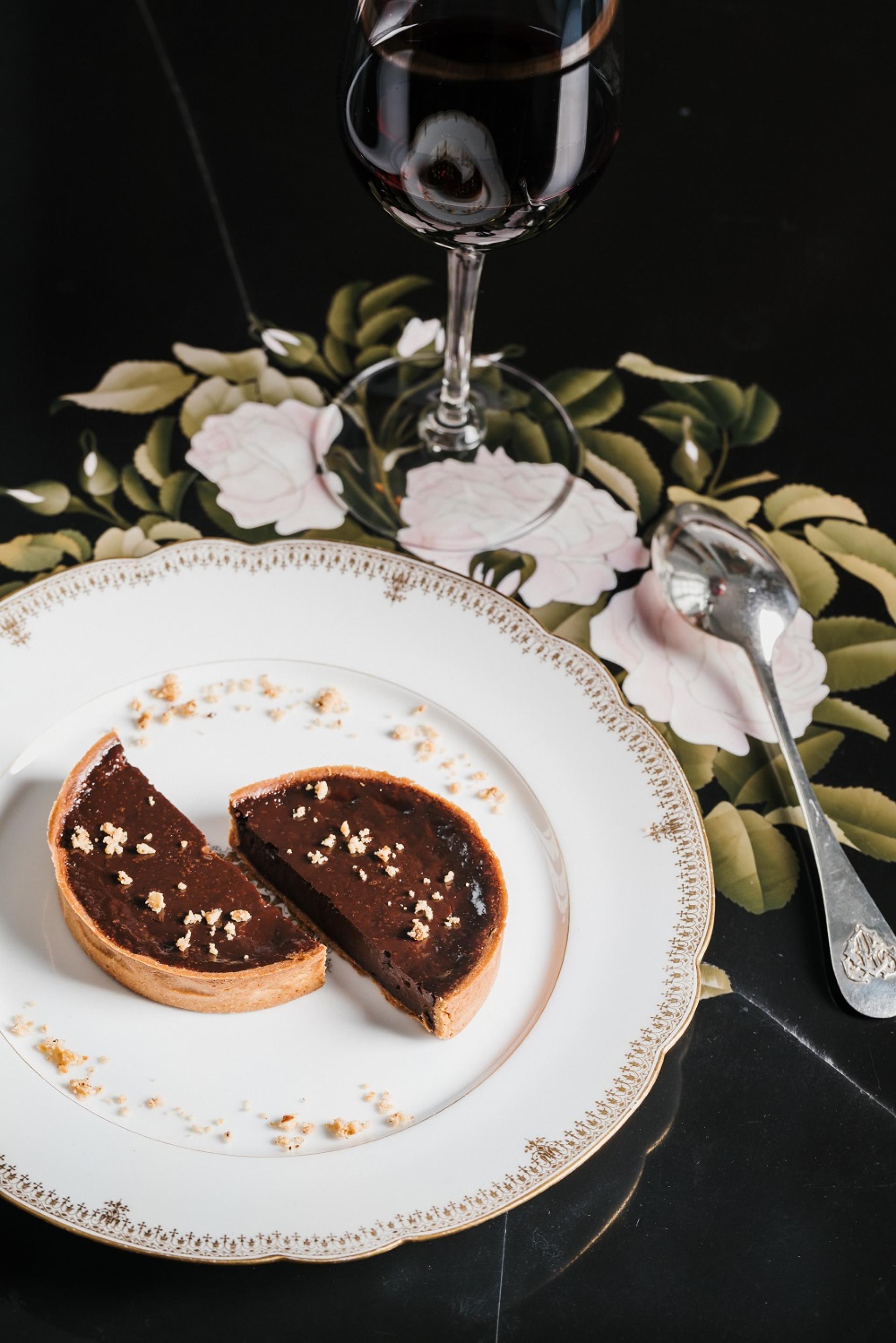 Chocolate tartlet with toasted hazelnut Chocolate tartlet with toasted hazelnut