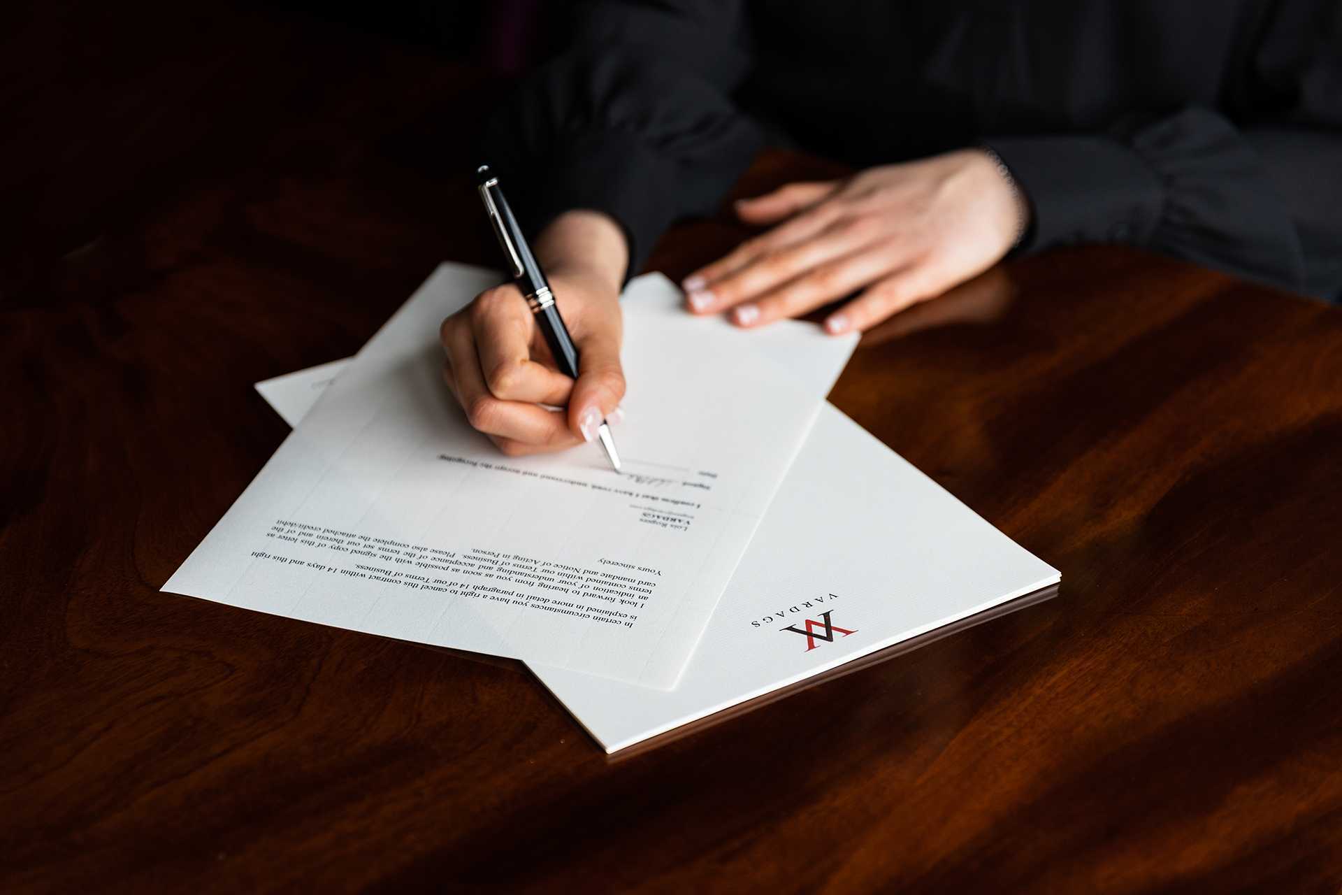 Vardags lawyers – signing a contract