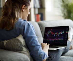 A woman spreadbetting online