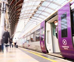 Heathrow Express boarding at Paddington