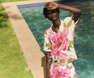 Model wearing Orelbar Brown