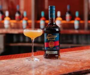 Ron Santiago de Cuba bottle and cocktail