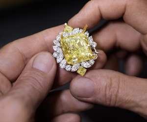 Harry Winston yellow diamond necklace