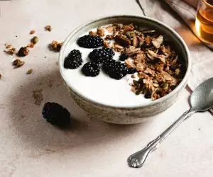 Granola and yoghurt